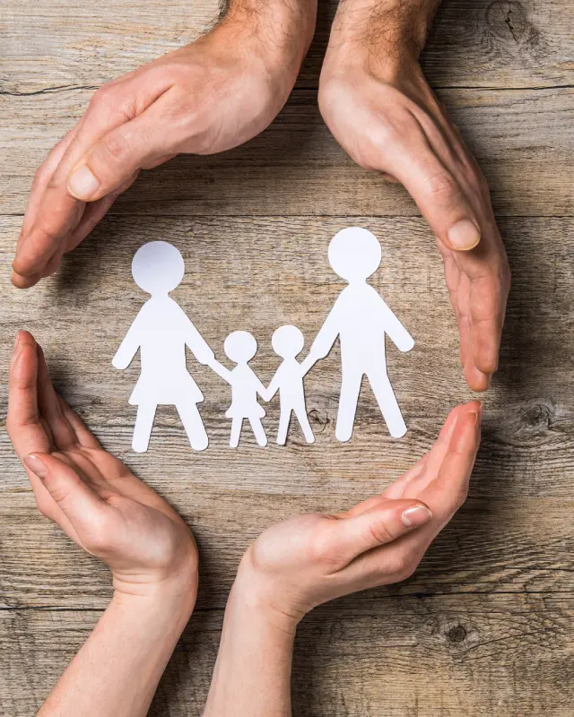 Familia protegida en su hogar con Ampara